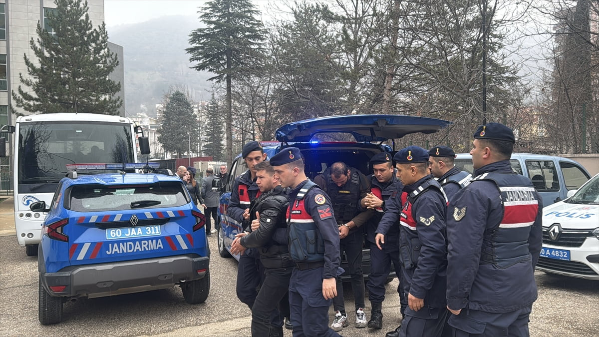 Tokat'ta çıkan silahlı kavgada 2 kişiyi öldürdükleri gerekçesiyle gözaltına alınan 2 şüpheli...