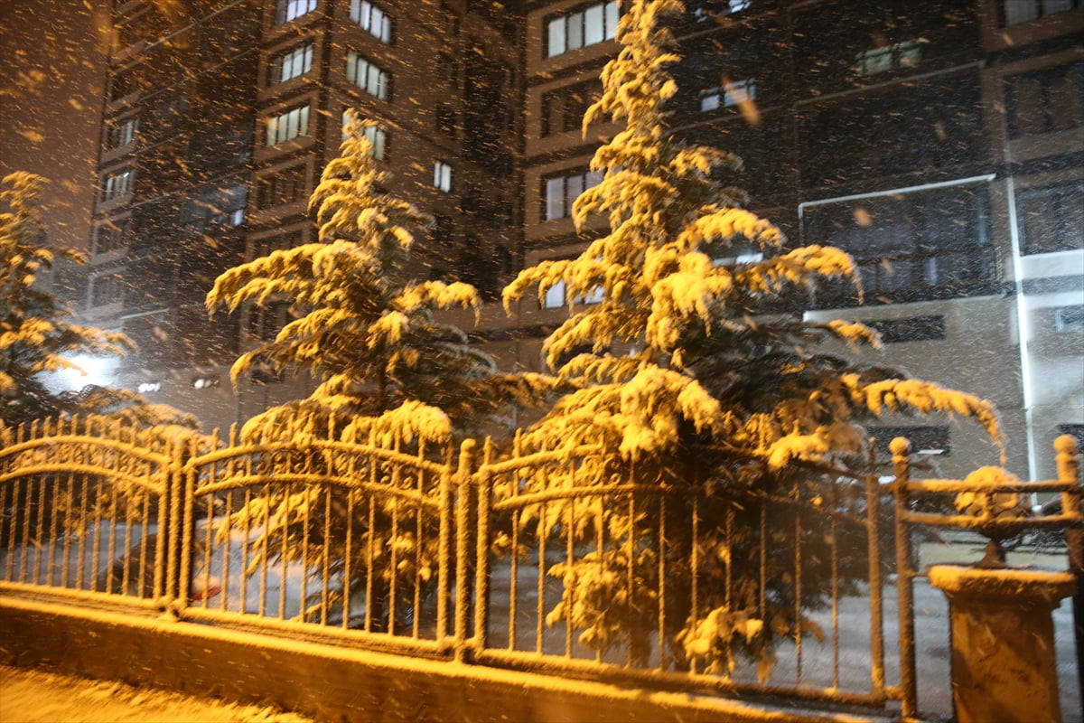 Tokat'ta etkili olan kar yağışı nedeniyle karayolları ekipleri kar küreme ve tuzlama çalışmaları...