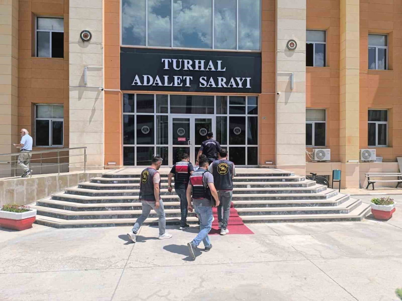 TOKAT'TA HAKKINDA ÇEŞİTLİ SUÇLARDAN KESİNLEŞMİŞ 24 YIL 9 AY HAPİS CEZASI BULUNAN VE 7 AYDIR ARANAN...