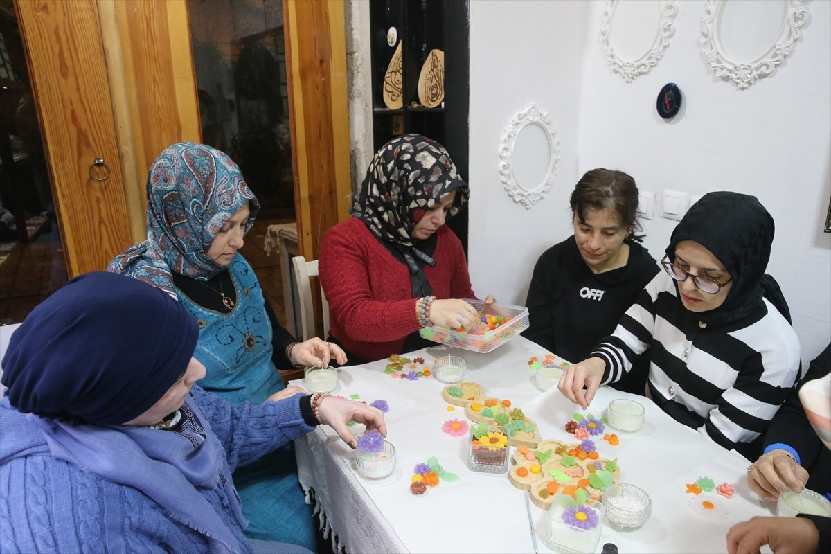 Tokat'ta kadınlar bir araya gelerek sabun, mum, taş işleme ve takı yapımını öğreniyor. Kentte 10...