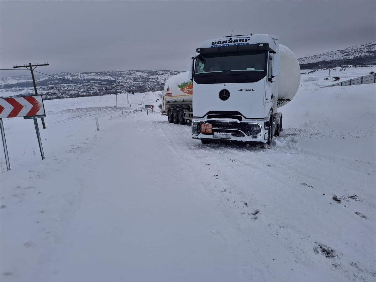 Tokat'ta kar nedeniyle mahsur kalan doğal gaz yüklü tanker, İl Özel İdaresi ekiplerince...