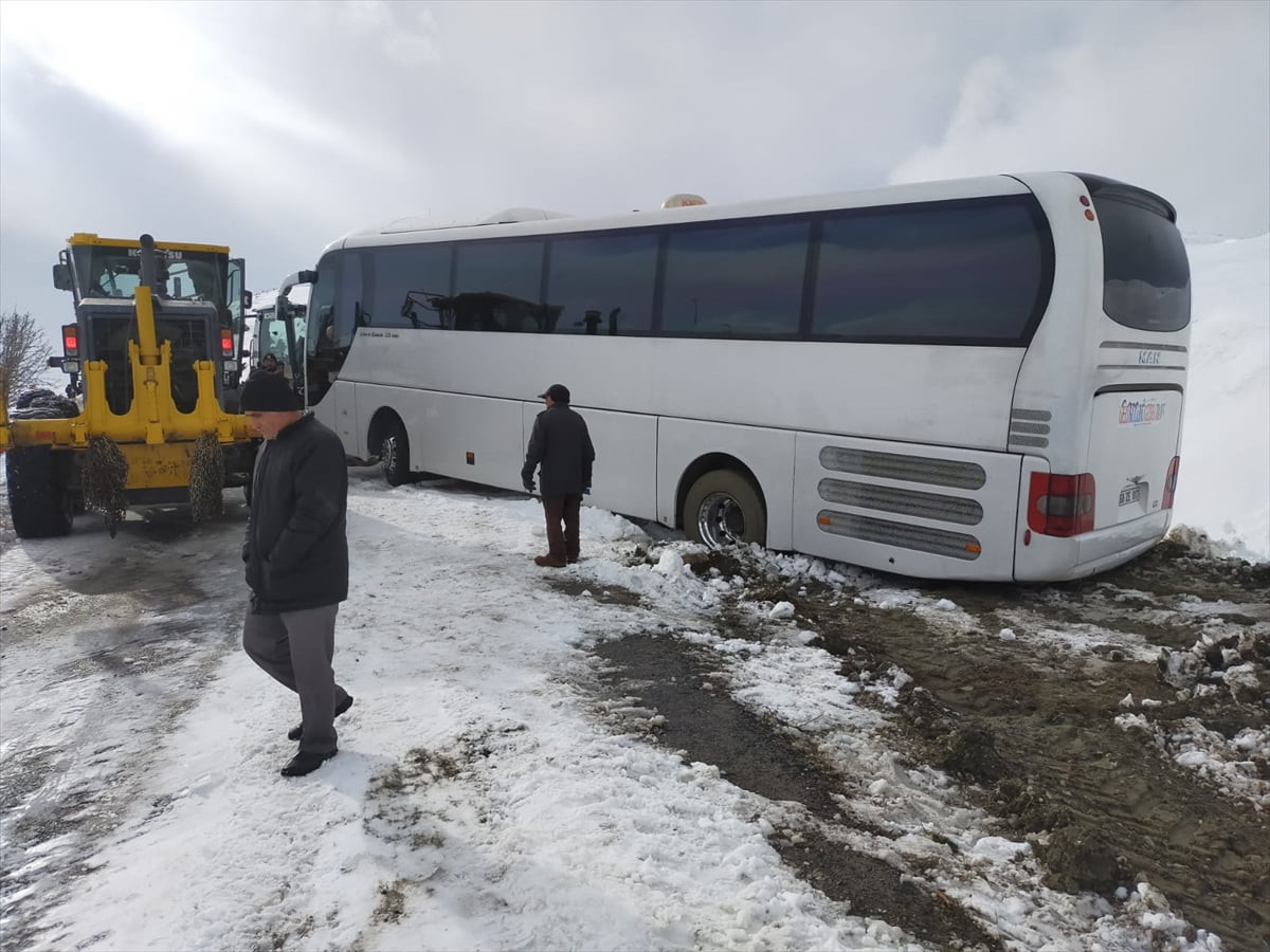 Tokat'ta kar nedeniyle yolda kalan araçlara ekipler yardım etti.