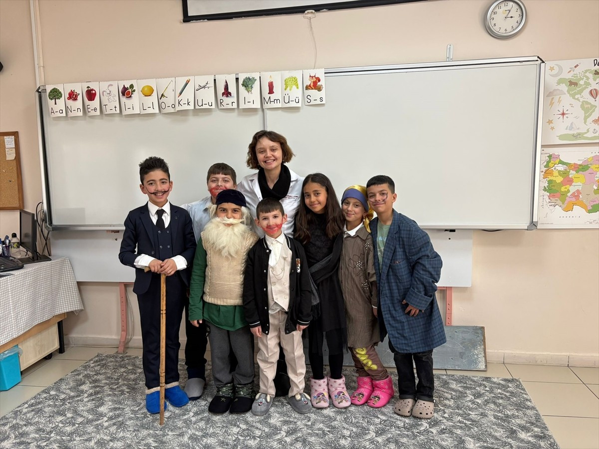 Tokat'ta köy ilkokulunda düzenlenen etkinlikle öğrenciler giydikleri kostümlerle dünyaca ünlü...