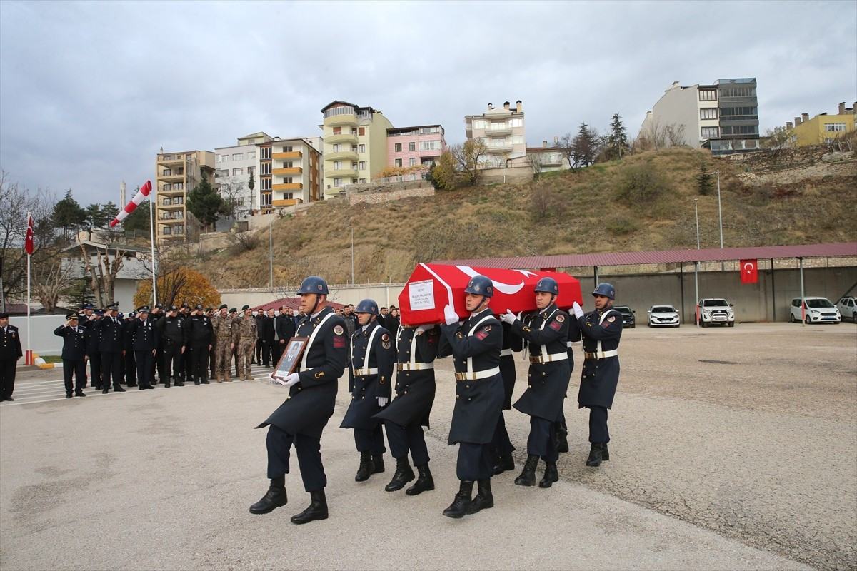Tokat'ta, Niksar Jandarma Komutanlığında görevi başında kalp krizi geçirerek hayatını kaybeden...