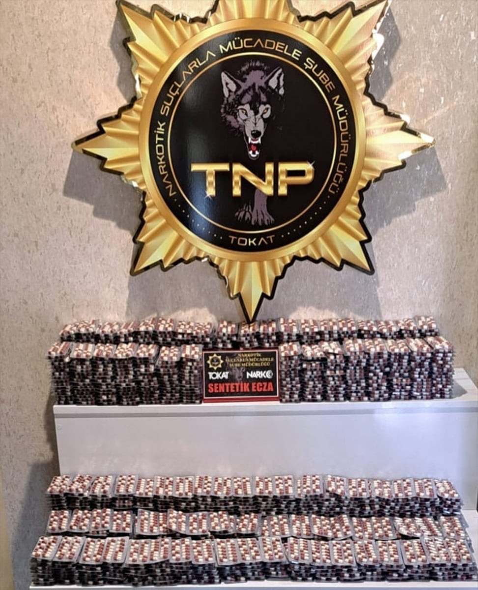 Tokat'ta polis ekiplerince düzenlenen operasyonda 55 bin 440 adet sentetik ecza ele geçirildi, 1...