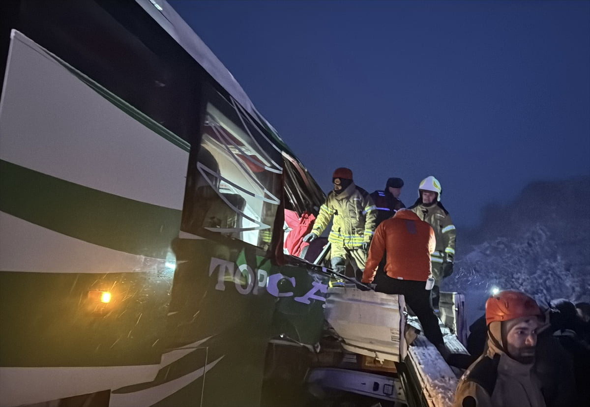 Tokat'ta yolcu otobüsünün kamyona çarpması sonucu ilk belirlemelere göre 4 kişi yaralandı.