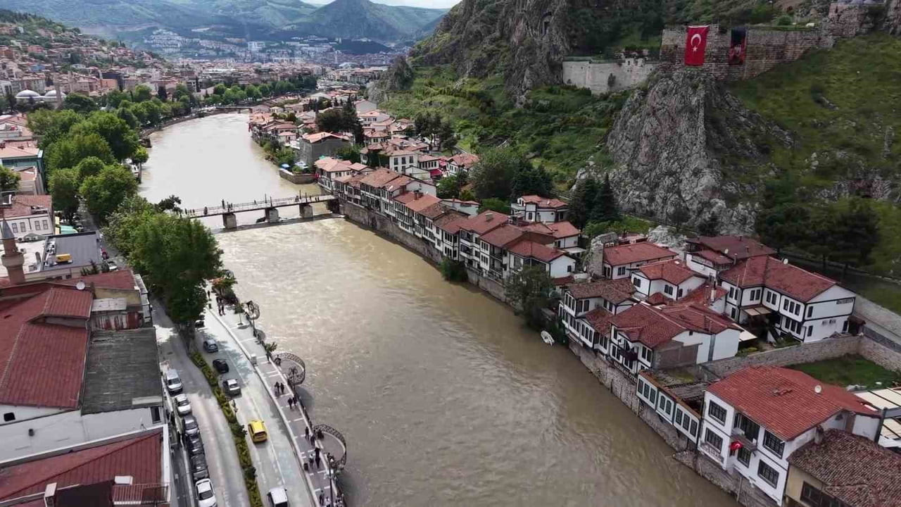 TOKAT'TAKİ ALMUS BARAJI'NIN TAM DOLULUĞA ULAŞMASI SONRASI TAŞMASI YEŞİLIRMAK NEHRİ'NİN GEÇTİĞİ...