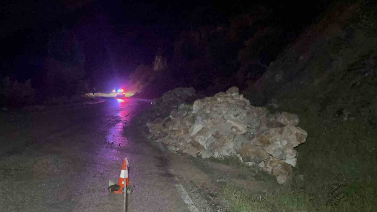 TOKAT’IN ÇAT KASABASI YOLUNDA DAĞ YAMACINDAN KOPAN KAYA PARÇALARI KARAYOLUNA DÜŞERKEN OLAY...