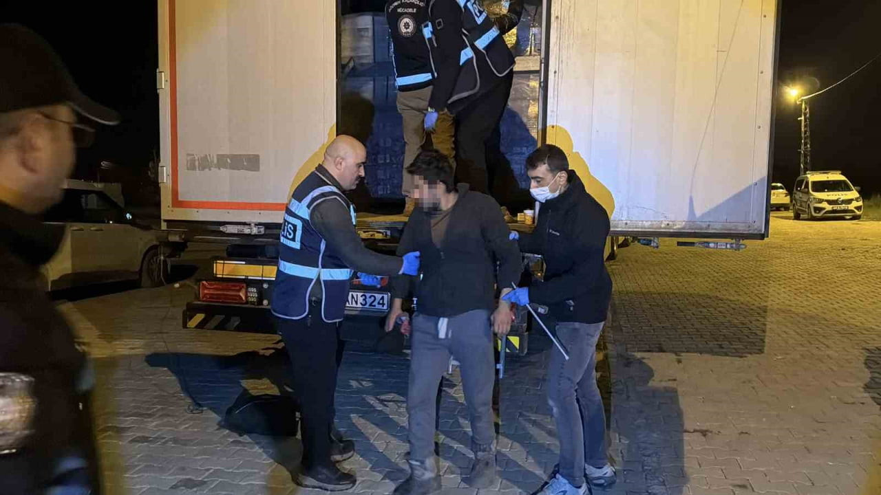 TOKAT’IN ERBAA İLÇESİNDE DURDURULAN İRAN PLAKALI BİR TIRIN DORSESİNDE GİZLENEN 18 AFGANİSTAN...