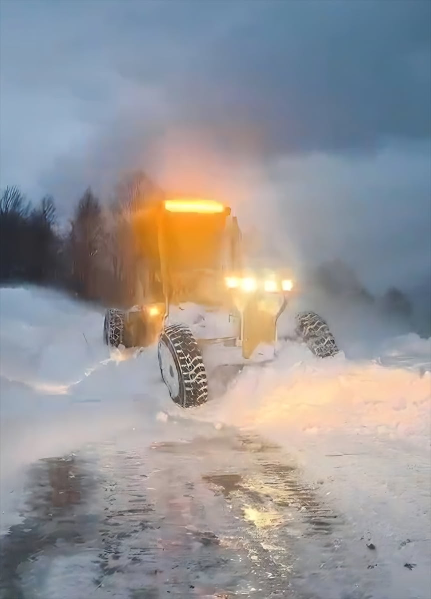 Tokat’ın Erbaa ilçesinde, İl Özel İdaresi ekipleri, kar nedeniyle mahsur kalan minibüste...