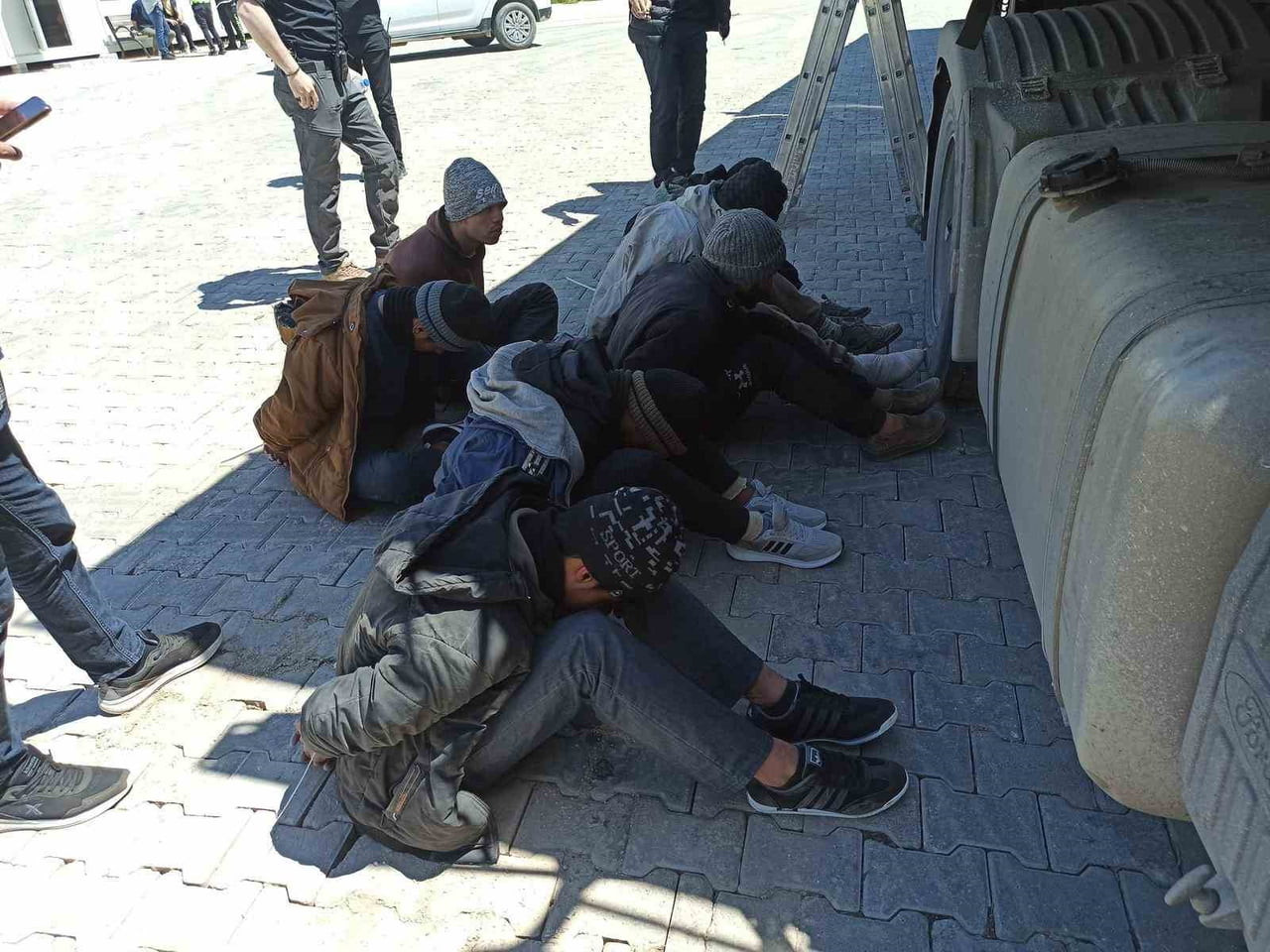 TOKAT’IN ERBAA İLÇESİNDE POLİS EKİPLERİNCE DURDURULAN KONTEYNER YÜKLÜ TIRDA, KONTEYNER İÇERİSİNE...