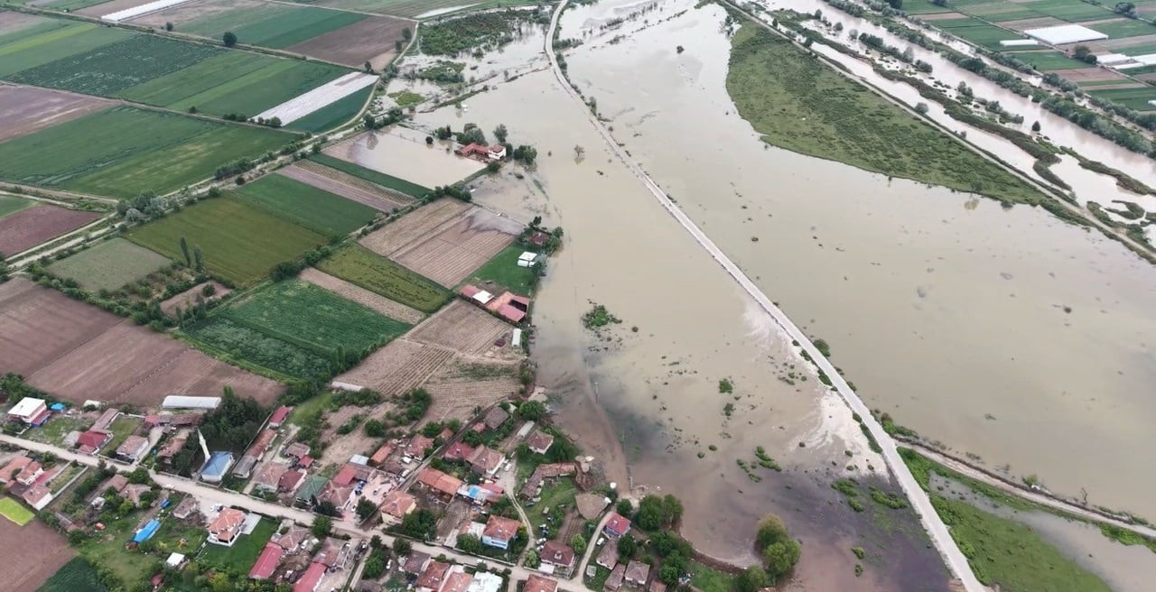 TOKAT’IN ERBAA İLÇESİNE BAĞLI KIZILÇUBUK KÖYÜNDEKİ TAŞKININ BOYUTU DRON İLE HAVADAN...