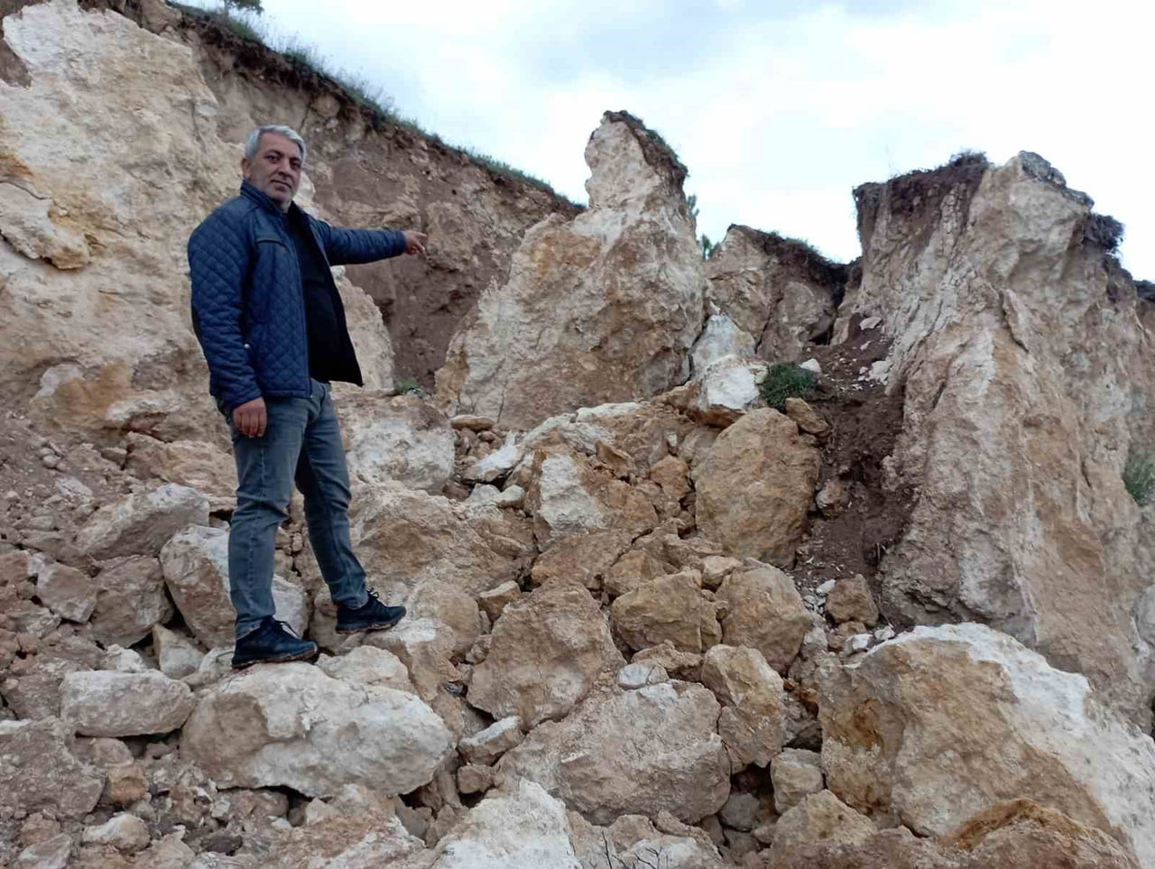 TOKAT’IN KAYASUYU KÖYÜNDE YAĞIŞ SONRASI HAREKETLENEREK YOLA DOĞRU KAYAN YAMAÇ, KÖY SAKİNLERİNİ...