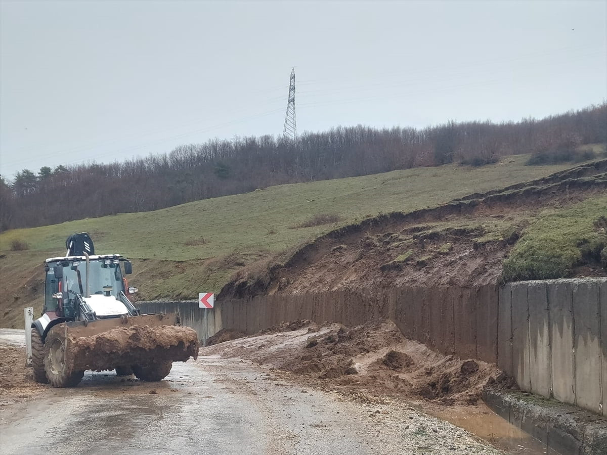 Tokat’ın Niksar ilçesinde, Arıpınar-Geyikgölü grup yolu ile Almus bağlantı yolunda aşırı yağışlar...