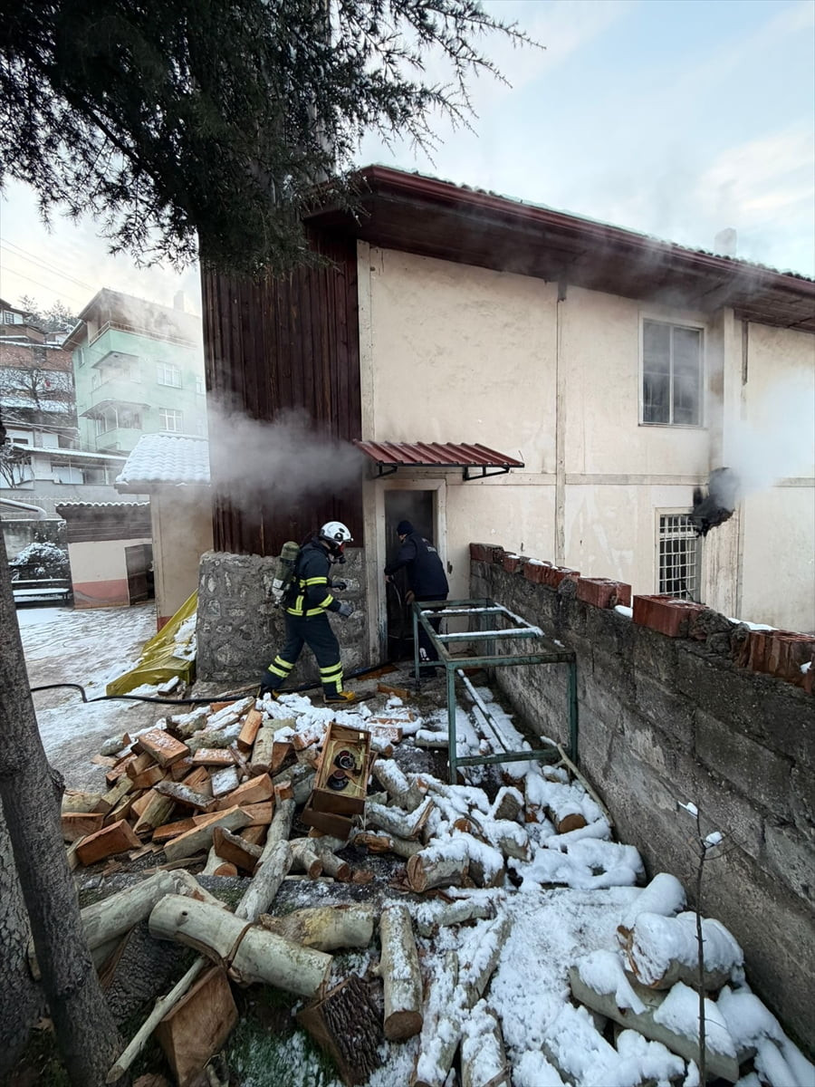Tokat’ın Niksar ilçesinde camide çıkan yangın itfaiye ekiplerince söndürüldü.