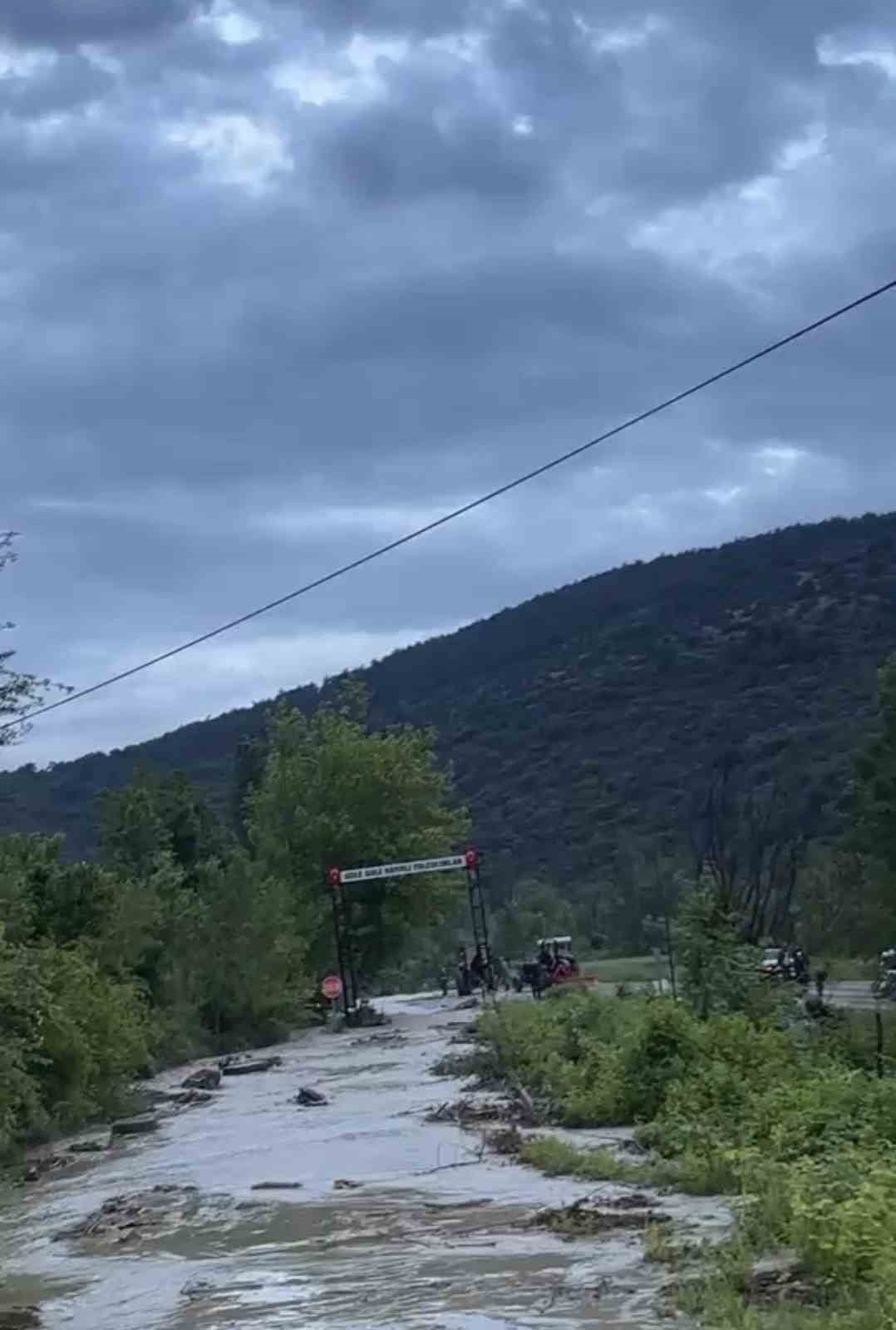 TOKAT’IN NİKSAR İLÇESİNDE ETKİLİ OLAN SAĞANAK YAĞIŞ SELE NEDEN OLDU. HACILI KÖYÜ YOLU SU AYTINDA...