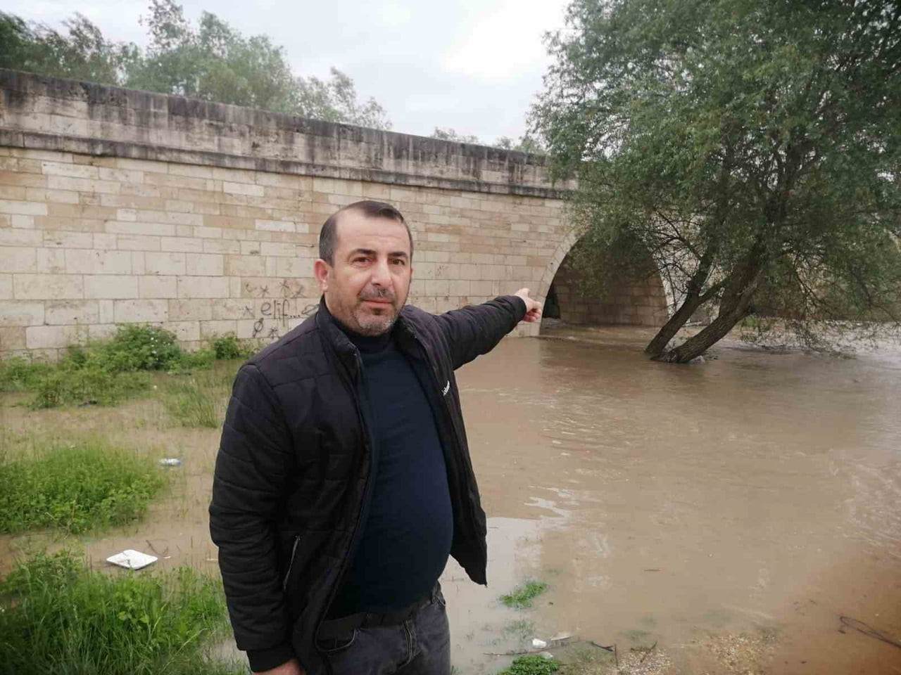 TOKAT’IN NİKSAR İLÇESİNDE ETKİLİ OLAN YAĞIŞLAR SONRASI KELKİT ÇAYI TAŞMA NOKTASINA GELİRKEN 8...
