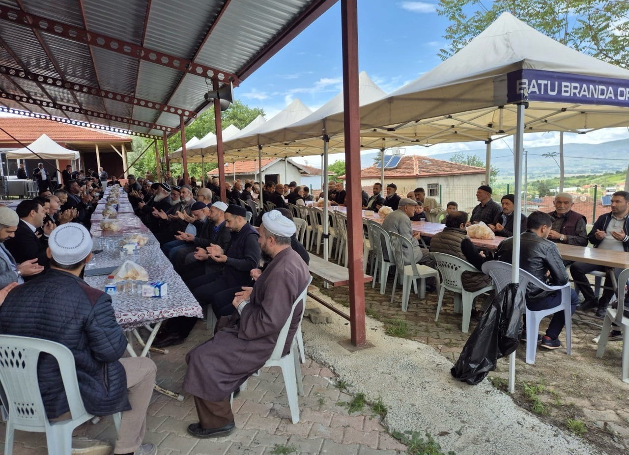 TOKAT’IN PAZAR İLÇESİNDE VATANDAŞLAR, SON YAĞIŞLARIN ARDINDAN MEZARLIKTA BİR ARAYA GELEREK ŞÜKÜR...