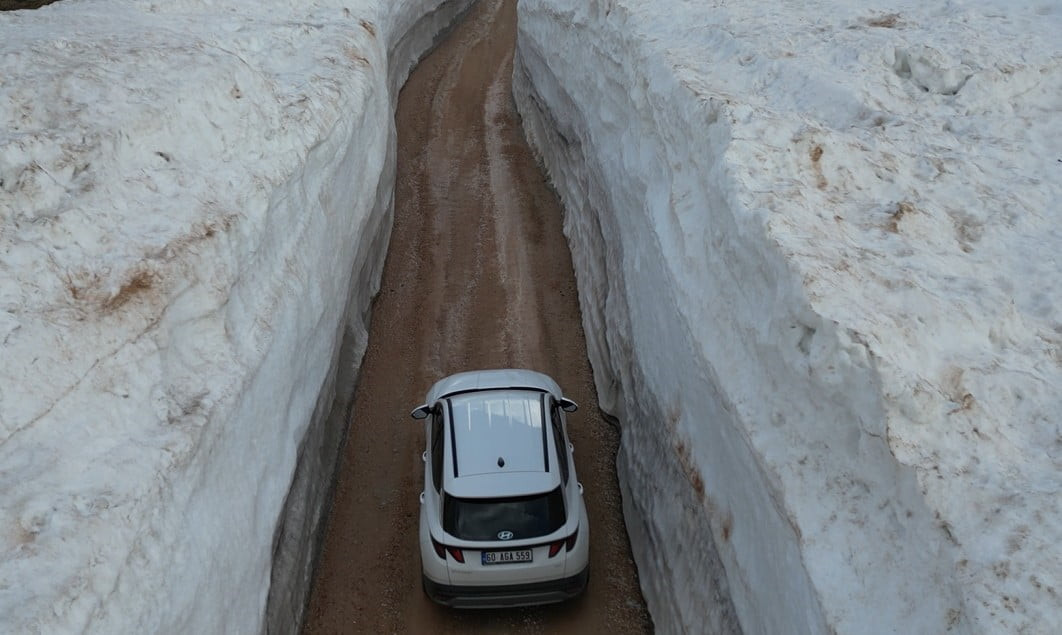 TOKAT’IN REŞADİYE İLÇESİNDE METRELERCE YÜKSEKLİĞE ULAŞAN KAR KÜTLELERİ ARASINDA KALAN RÜZGÂR...