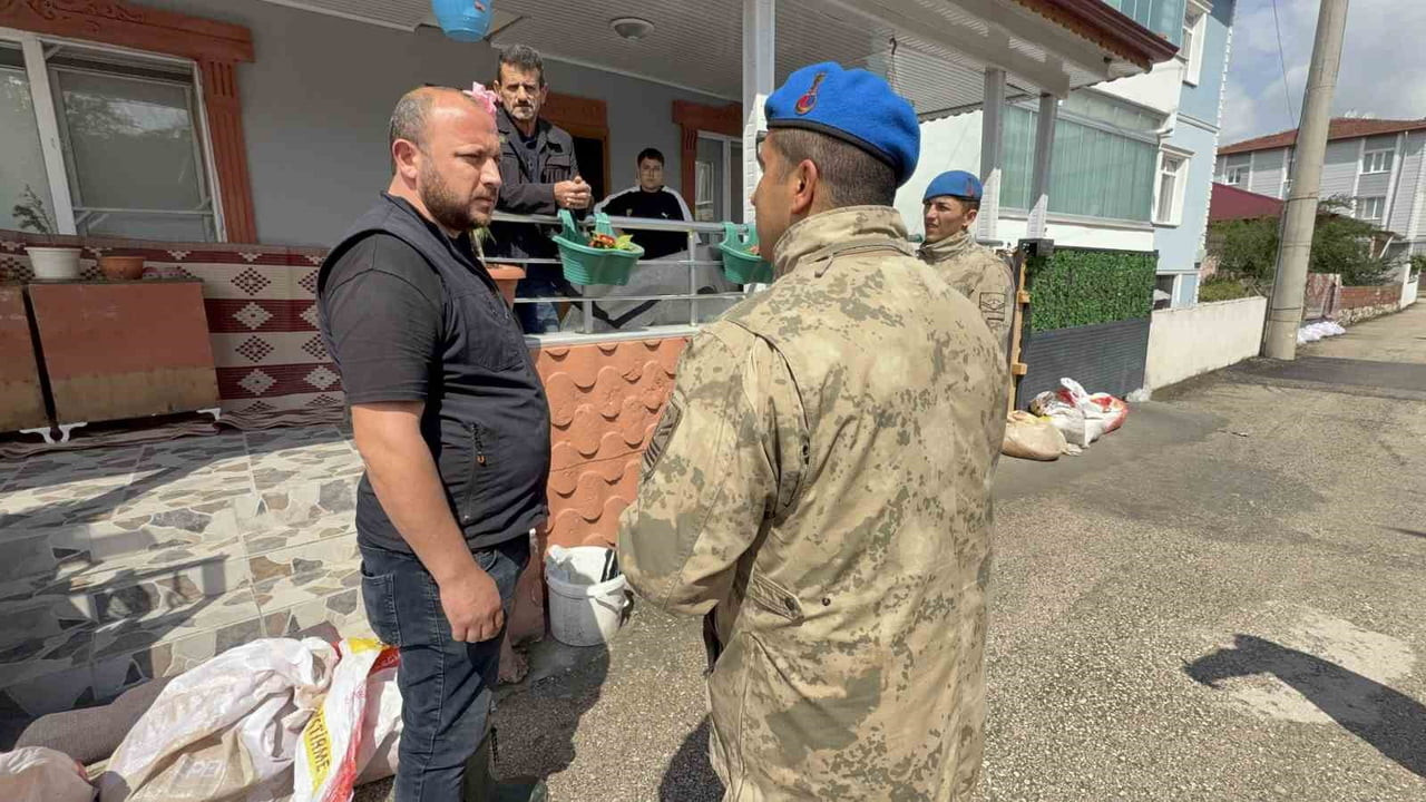 TOKAT’IN TURHAL İLÇESİNDE TAŞKIN RİSKİNE KARŞI ALINAN TEDBİRLER KAPSAMINDA JANDARMA EKİPLERİ...