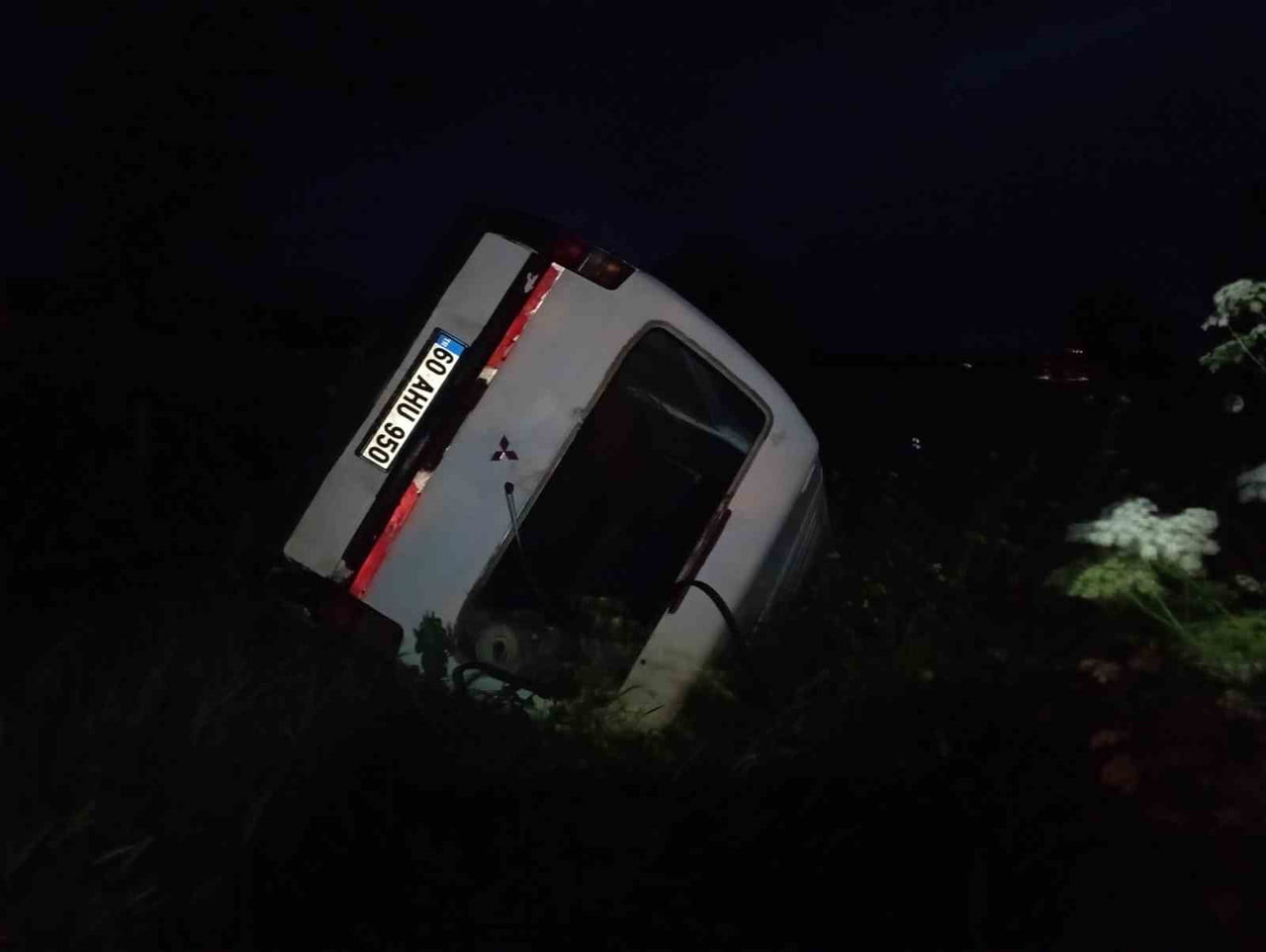 TOKAT’IN YEŞİLYURT İLÇESİNDE MEYDANA GELEN TRAFİK KAZASINDA KONTROLDEN ÇIKAN MİNİBÜSÜN TAKLA...