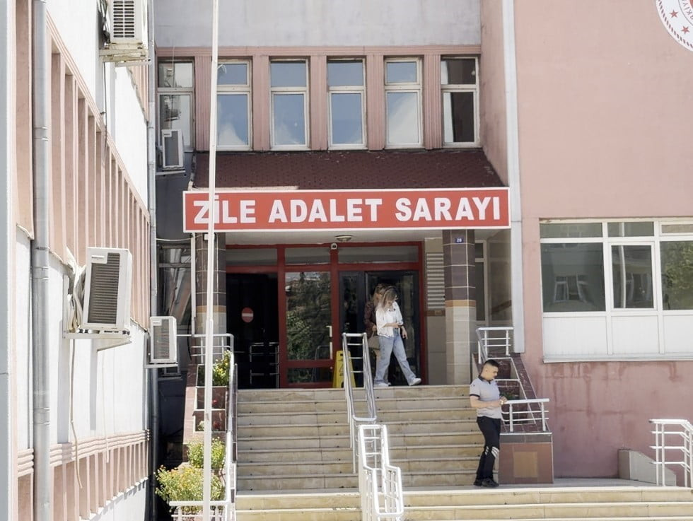 TOKAT’IN ZİLE İLÇESİNDE EVİNDE ÖLÜ BULUNAN 25 YAŞINDAKİ GENÇ KADININ ÖLÜMÜYLE İLGİLİ YÜRÜTÜLEN...