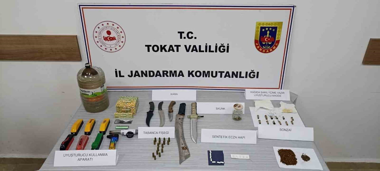TOKAT’IN ZİLE İLÇESİNDE JANDARMA EKİPLERİNCE DÜZENLENEN UYUŞTURUCU OPERASYONUNDA 4 ŞÜPHELİ...