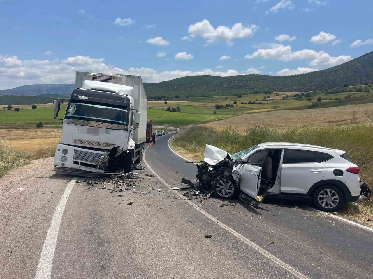 TOKAT’IN ZİLE İLÇESİNDE OTOMOBİL İLE KAMYONUN ÇARPIŞTIĞI TRAFİK KAZASINDA 4 KİŞİ...
