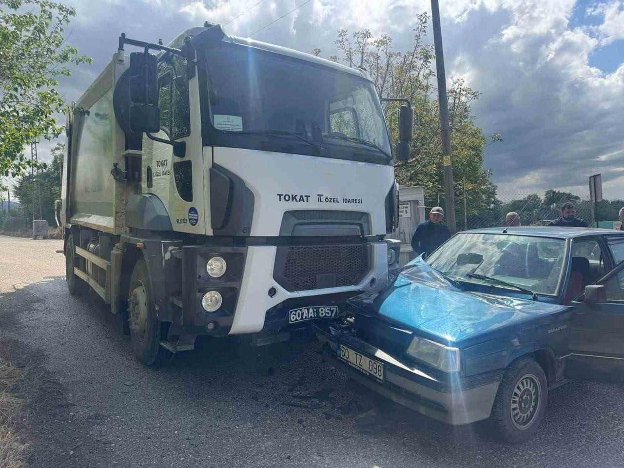 TOKAT’TA ÇÖP KAMYONU İLE OTOMOBİLİN ÇARPIŞTIĞI TRAFİK KAZASINDA 2 KİŞİ YARALANDI.