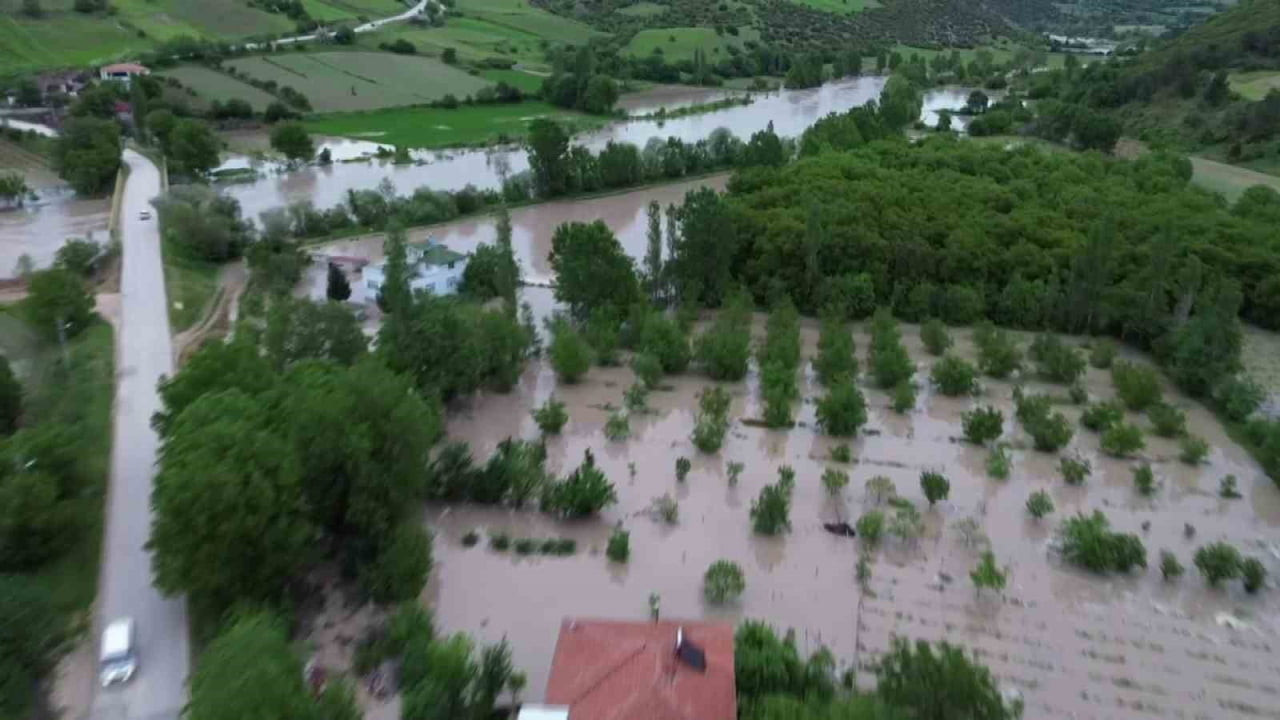 TOKAT’TA ETKİLİ OLAN YOĞUN YAĞIŞLAR NEDENİYLE BAZI BÖLGELERDE TAŞKIN VE SU BASKINLARI YAŞANDI....