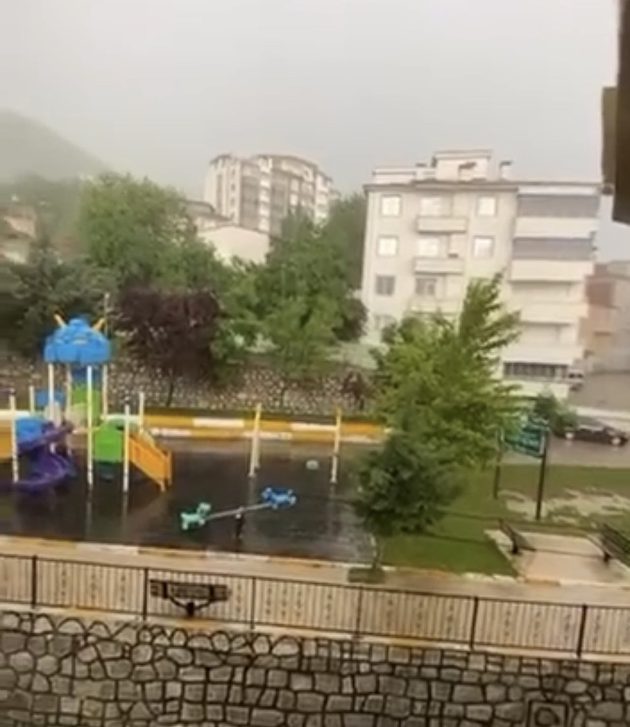 TOKAT’TA GÜNLERDİR YAPILAN TAŞKIN UYARILARININ ARDINDAN ETKİLİ OLAN SAĞANAK YAĞIŞ KENTTE HAYATI...