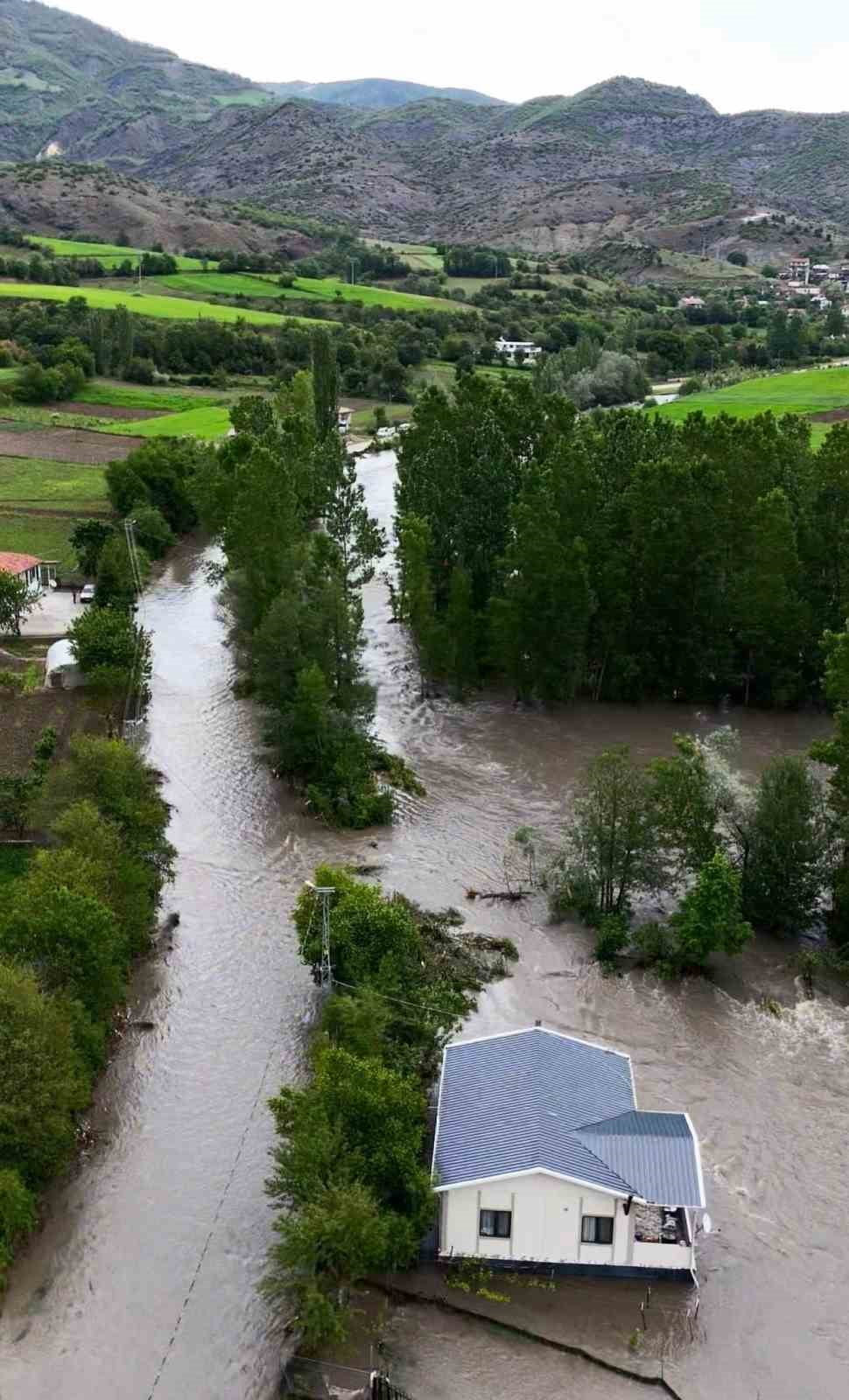 TOKAT’TA TAŞKINDA MAHSUR KALAN ARAÇ SON ANDA KURTARILDI. TAŞKININ OLDUĞU KÖY DRON İLE...