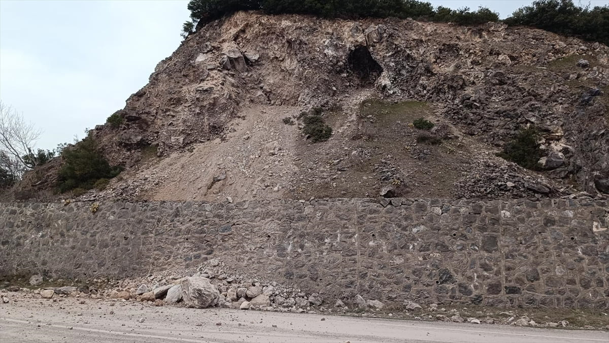 Tokat’ta yola düşen kaya parçaları nedeniyle Niksar–Ünye karayolunda ulaşım kontrollü...