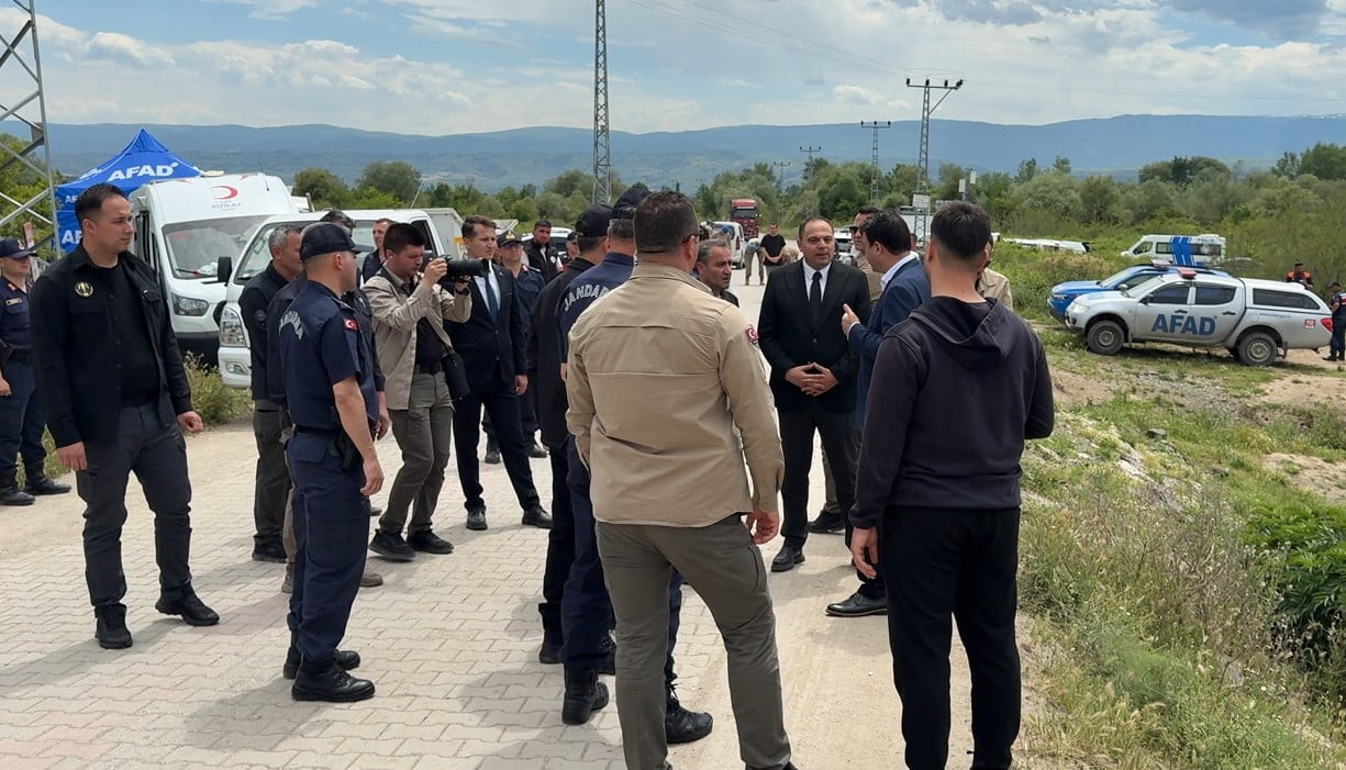 TOKAT’TAKİ KELKİT ÇAYI’NA DÜŞEREK KAYBOLAN İKİ KİŞİYİ ARAMA ÇALIŞMALARI SÜRÜYOR. TOKAT VALİSİ...