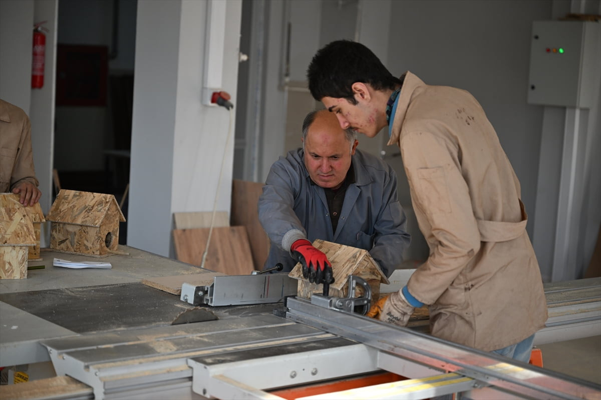 TOKİ 21. Yüzyıl Mesleki ve Teknik Anadolu Lisesi'nde imal edilen kuş evlerinde, Kahramanmaraş...