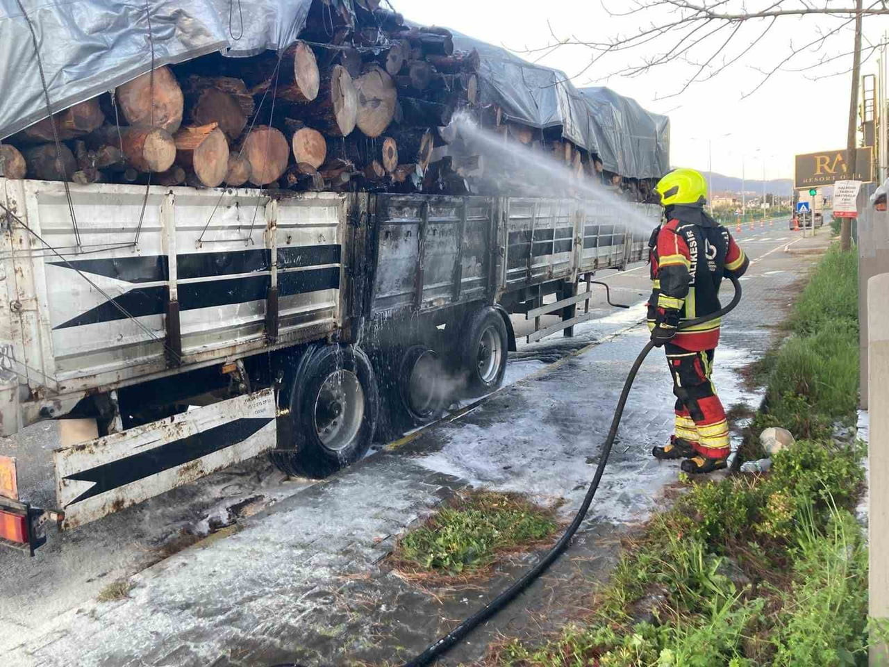TOMRUK YÜKLÜ BİR TIRIN DORSESİNDE ÇIKAN YANGIN, İTFAİYE EKİPLERİNİN MÜDAHALESİYLE SÖNDÜRÜLDÜ....
