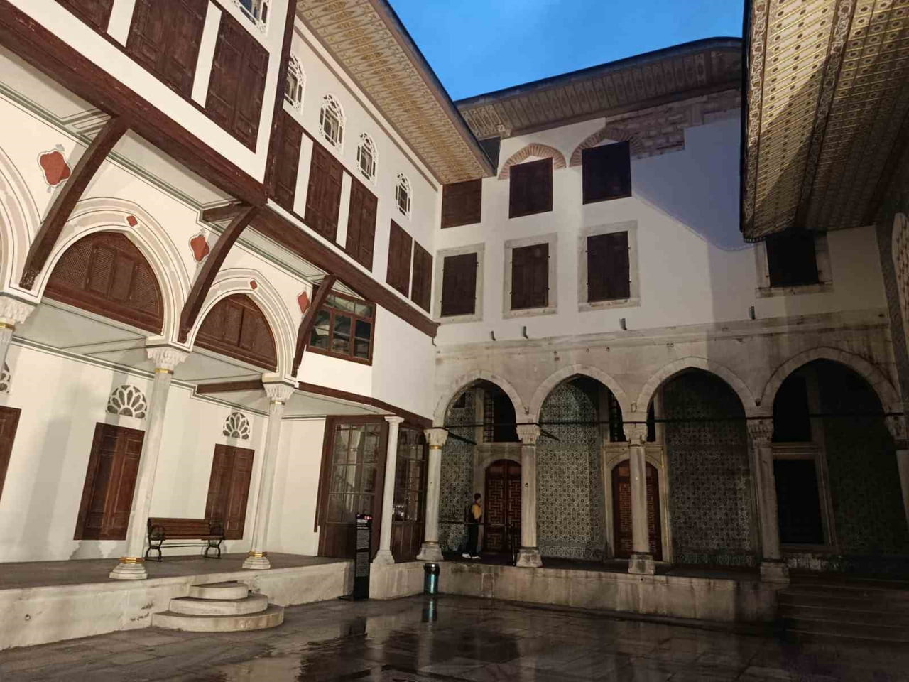 TOPKAPI SARAYI, GECE ZİYARETİ İÇİN KAPILARINI AÇTI. SARAY MANZARASI VE YENİ AÇILAN BÖLÜMLERİ...