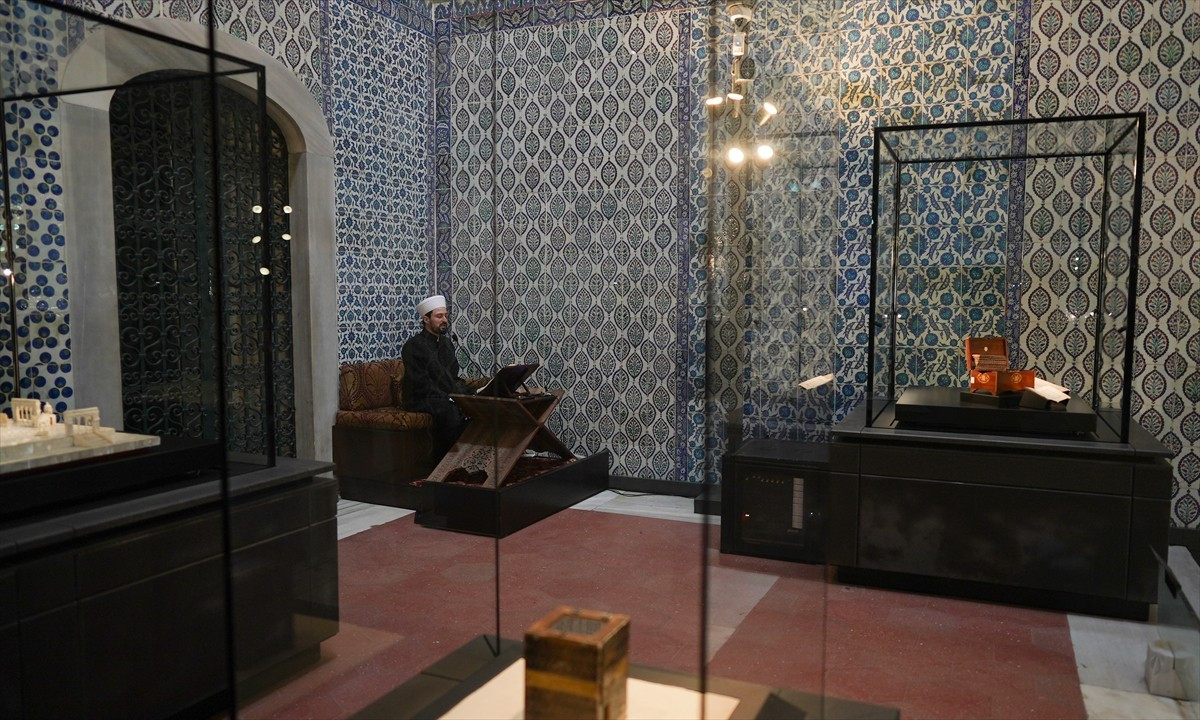 Topkapı Sarayı'nın en çok ziyaret edilen bölümlerinden Mukaddes Emanetler Dairesi'nde, Osmanlı...