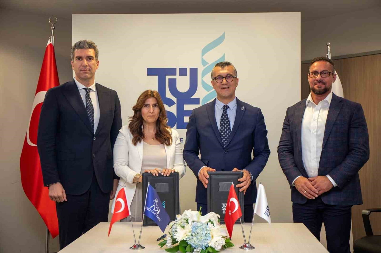 TÖRENE TÜSEB BAŞKANI PROF. DR. ÜMİT KERVAN (SAĞDAN İKİNCİ) İLE NOVO NORDİSK TÜRKİYE GENEL MÜDÜRÜ...