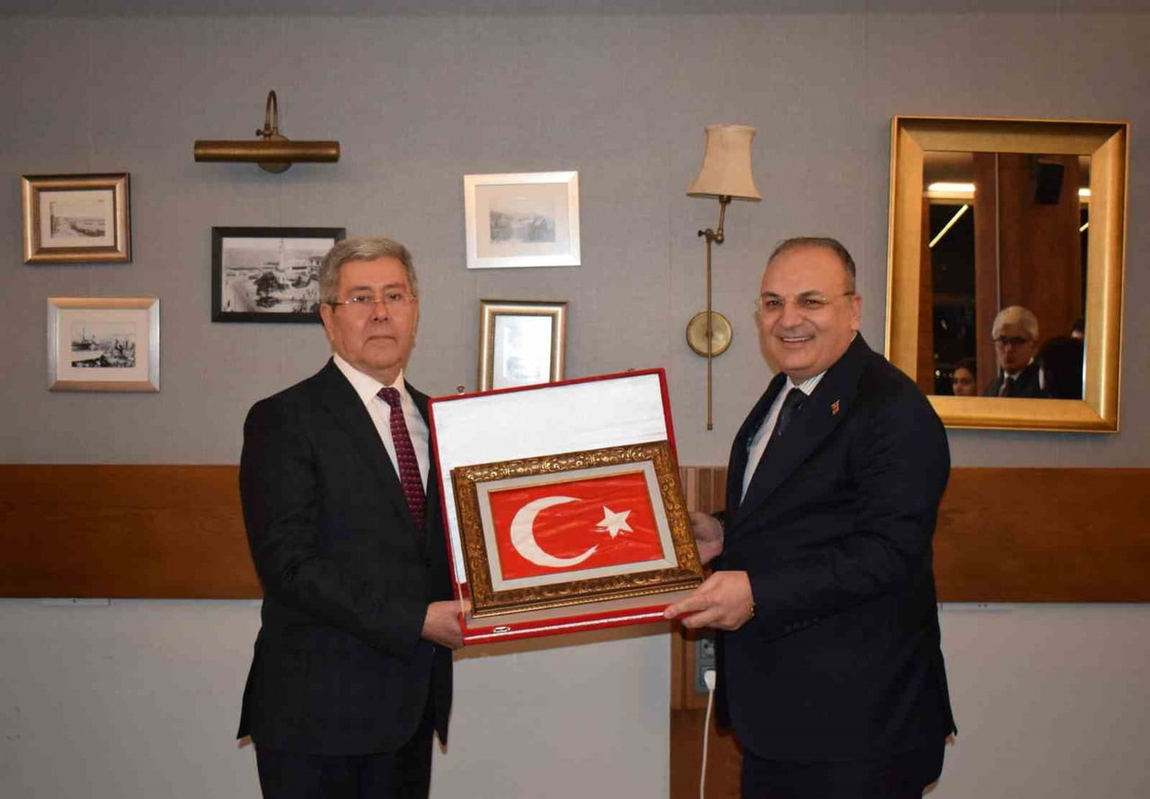 TÖRENİN SONUNDA KAZIM ARAPOĞLU'NA PLAKET VE ÇİÇEK TAKDİM EDİLDİ.