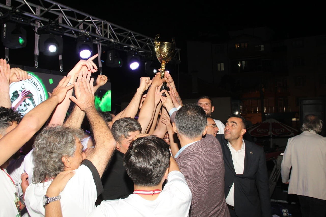TORMET ÜZÜMLÜSPOR, BAŞARISINI DÜZENLENEN ŞAMPİYONLUK GECESİYLE KUTLADI.