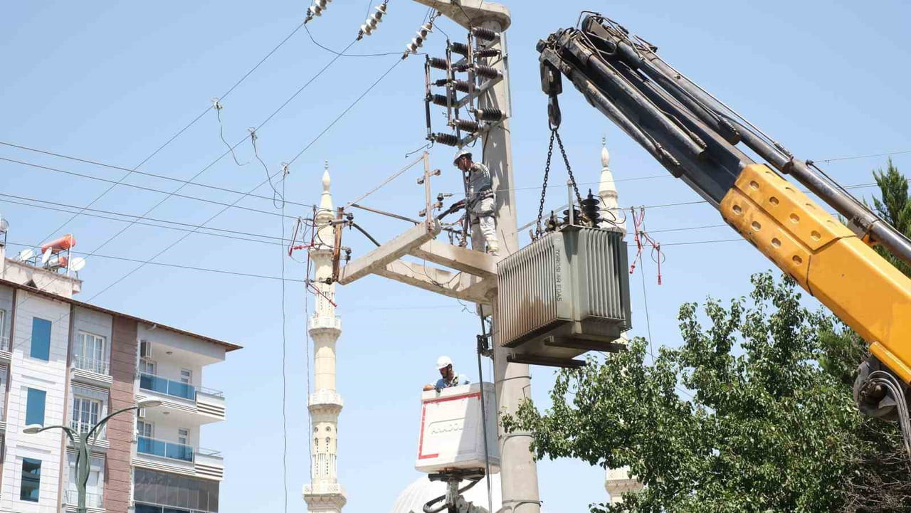 TOROSLAR EDAŞ, GAZİANTEP'TE REKOR SICAKLARA KARŞI ŞEBEKEYİ GÜÇLENDİRİYOR