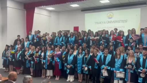 Torun yaşındaki öğrencilerle aynı sıraları paylaştı, 62 yaşında mezun oldu
