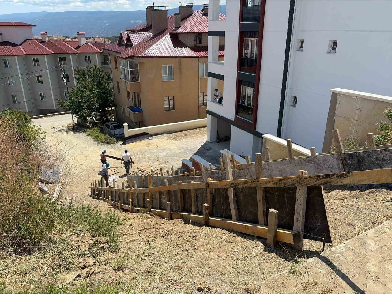 TOSYA BELEDİYESİ EKİPLERİ TARAFINDAN VATANDAŞLARIN ULAŞIMINI KOLAYLAŞTIRMAK İÇİN MERDİVEN...