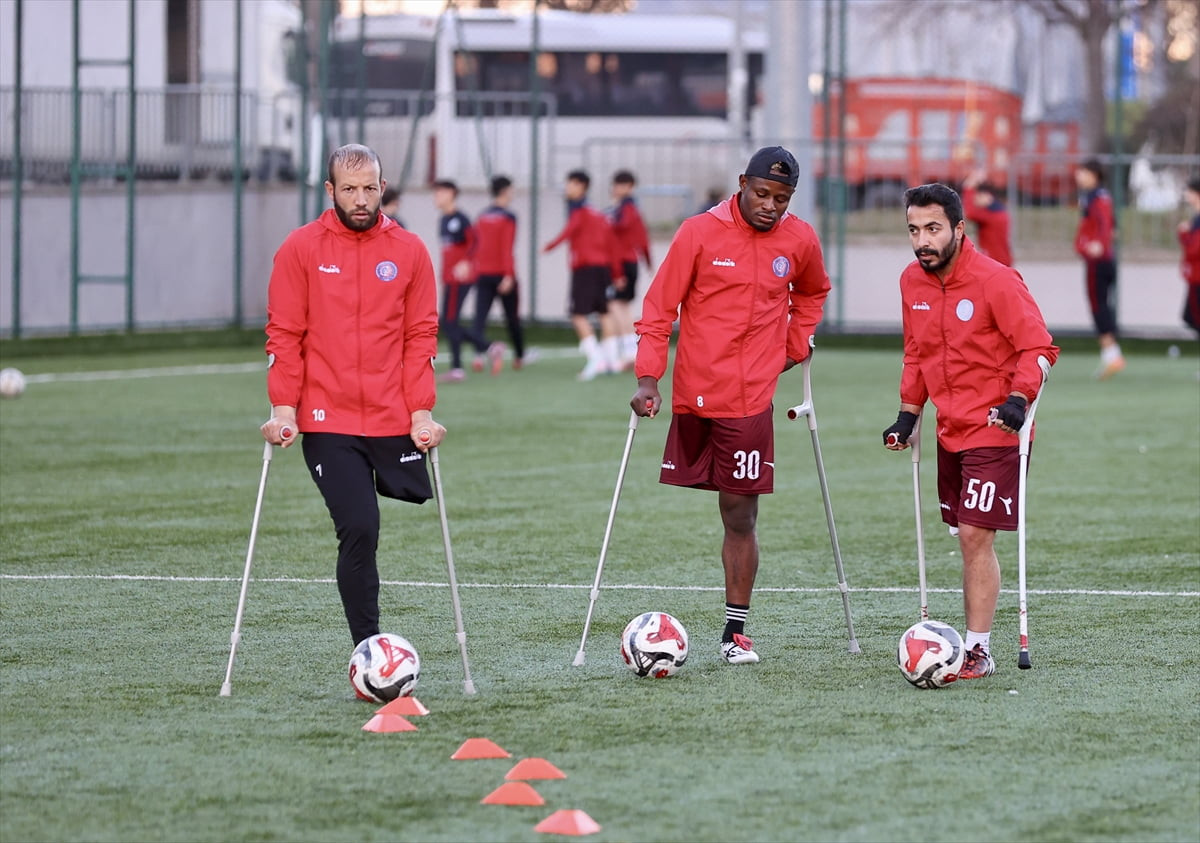 Trabzon Büyükşehir Belediyesi Ampute Futbol Takımı'nın 35 yaşındaki Cezayirli oyuncusu Abderraouf...
