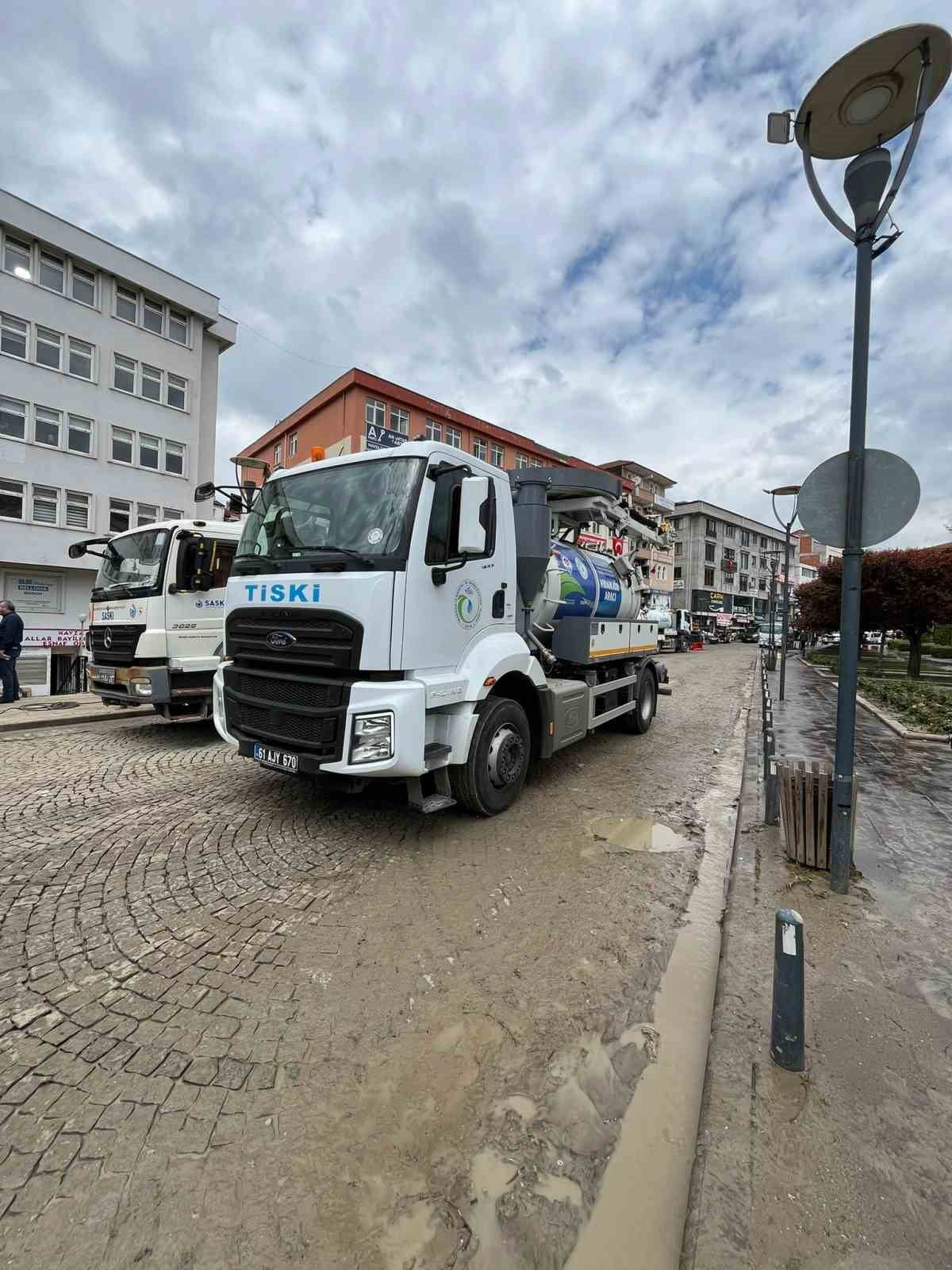 TRABZON BÜYÜKŞEHİR BELEDİYESİ EKİPLERİ, DÜN MEYDANA GELEN SELDEN ETKİLENEN SAMSUN'UN HAVZA...