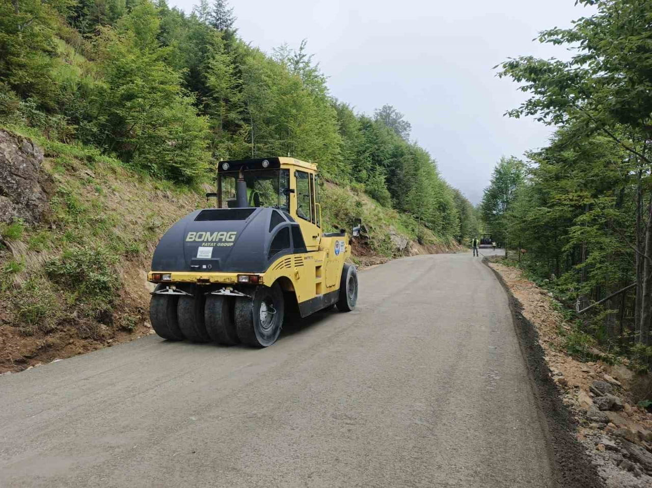 TRABZON BÜYÜKŞEHİR BELEDİYESİ, YÜKSEK KESİMLERDE YER ALAN MAHALLE VE YAYLA YOLLARINDA BAŞLATTIĞI...