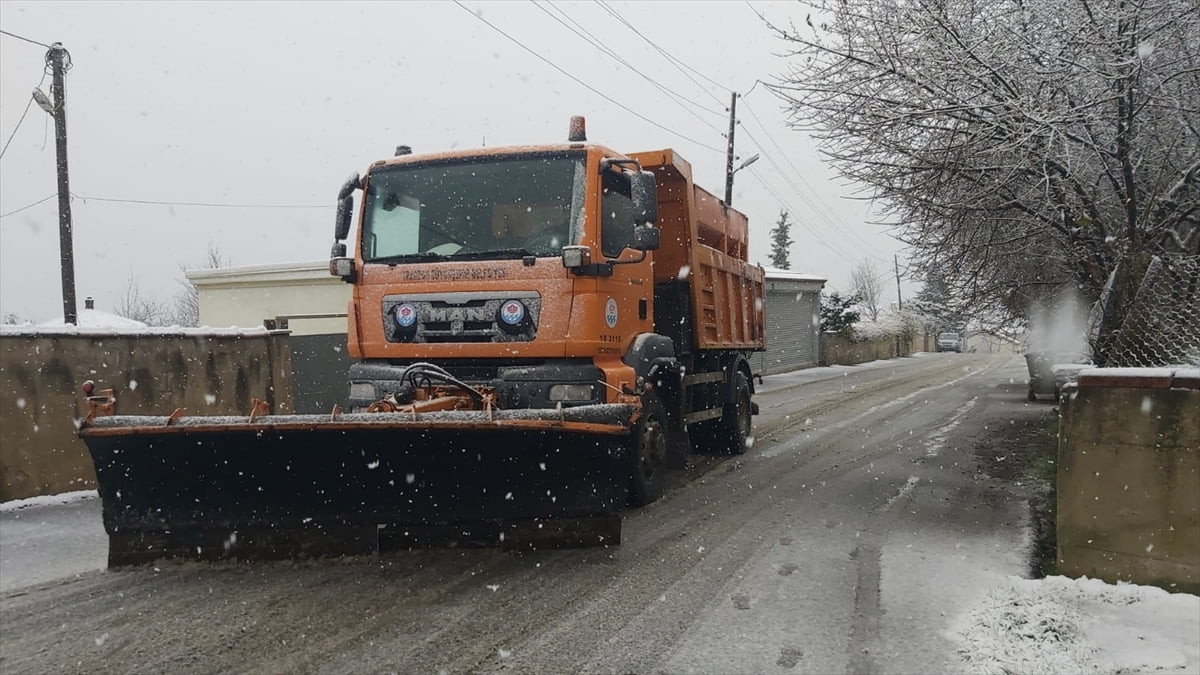 Trabzon, Giresun, Gümüşhane ve Rize'de kar nedeniyle 357 yerleşim yerinin yolu ulaşıma kapandı....