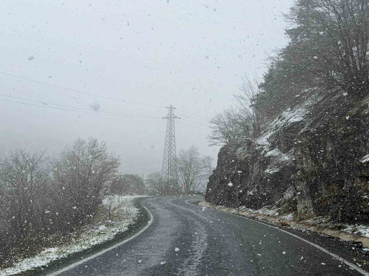 TRABZON İLE GÜMÜŞHANE ARASINDA YER ALAN ZİGANA DAĞI'NIN MAÇKA İLÇESİNE BAKAN YAMAÇLARINDA YAĞAN...