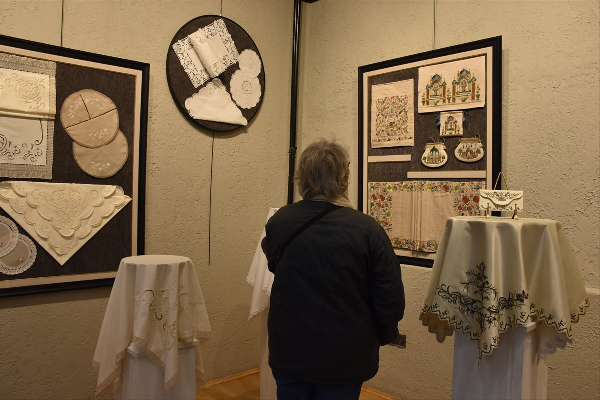  Trabzon Olgunlaşma Enstitüsünce 14 yılda hazırlanan "Dört Köşe Bir Hazine" isimli bohça...